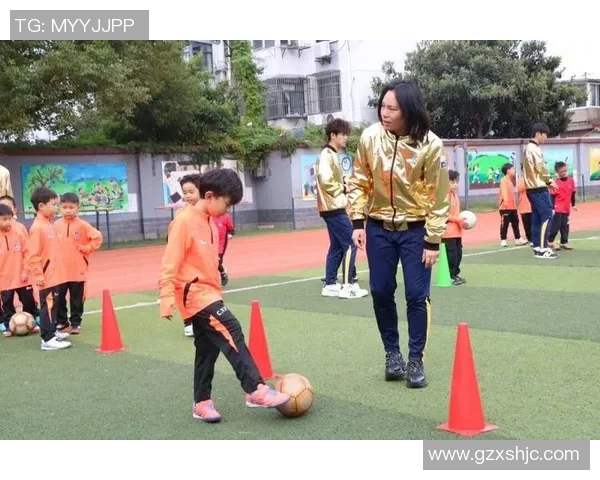 足球明星与孩子们亲密互动传递梦想与希望的温暖瞬间